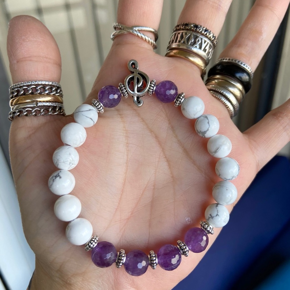 Treble amethyste & howlite gemstone bead bracelet - Picture 8 of 9